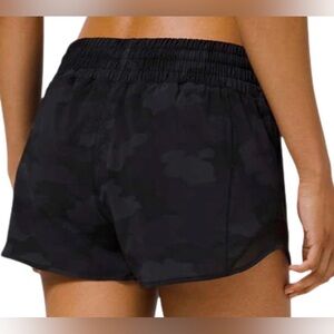 Lululemon Hotty Hot lined short in the Heritage 365 black Camo size 0 EUC
